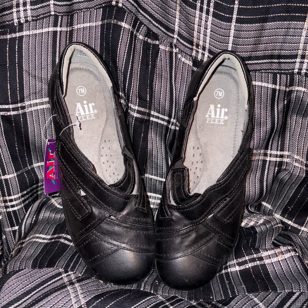 Women's Black Dress Shoes NO TAG I wore these one time for about an hour.